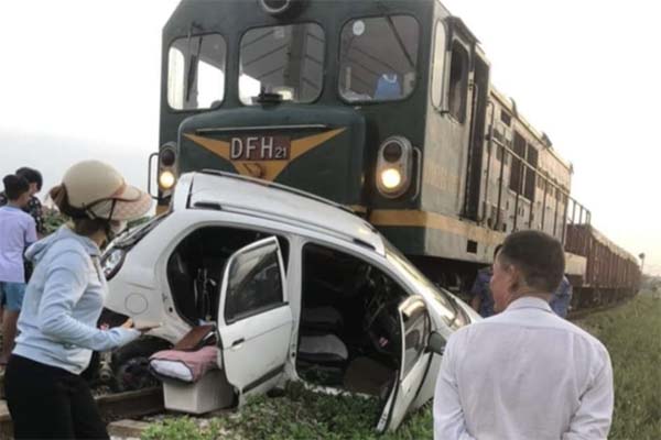 Clip: Cảnh sát cứu người đàn ông thoát nạn trước đầu tàu hỏa-1