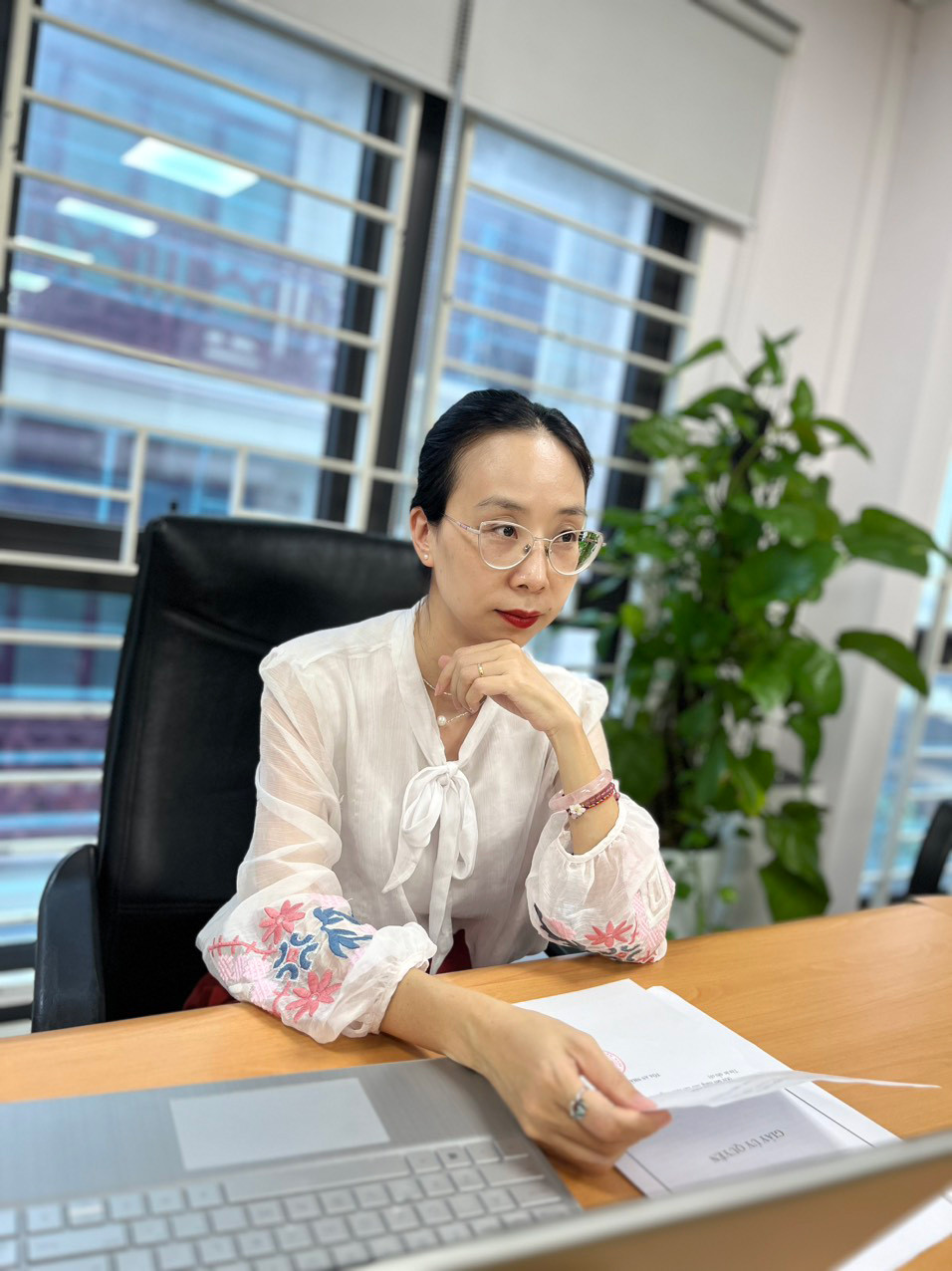 Người vợ U70 quyết ly hôn vì mỗi lần đi chơi về lại thấy chồng đứng cổng-2