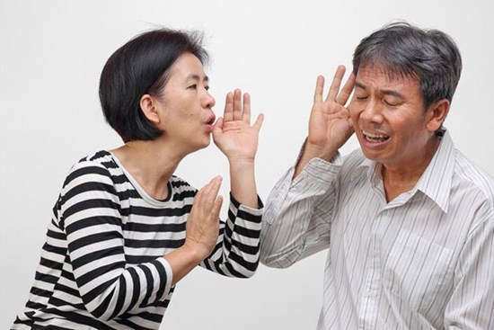 Người vợ U70 quyết ly hôn vì mỗi lần đi chơi về lại thấy chồng đứng cổng