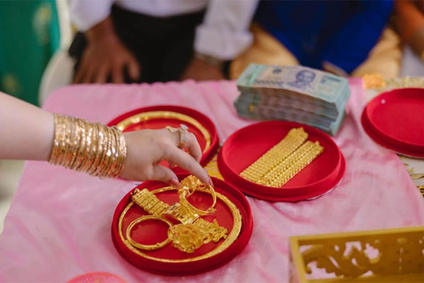 Đêm tân hôn, tôi chỉ muốn tháo chạy khỏi nhà khi chồng lôi ra những thứ trong túi xách-2