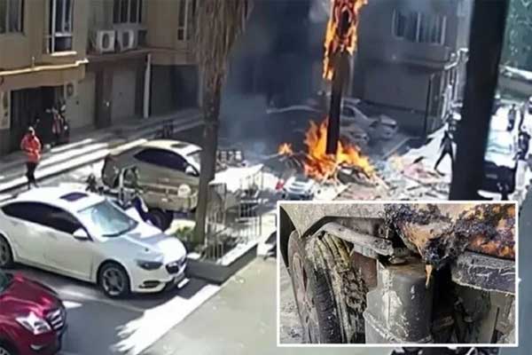 Đốt pháo ăn mừng xe mới, cô gái thiêu trụi cả ô tô của người khác-1