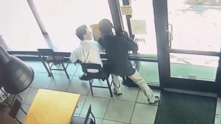 Giật điện thoại của thực khách trong quán ăn, tên trộm nhận cái kết bất ngờ-1