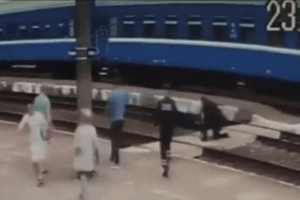 Clip: Cảnh sát cứu người đàn ông thoát nạn trước đầu tàu hỏa