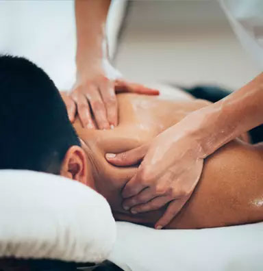 Chủ quán massage, karaoke đến tận nhà đòi nợ, chồng thản nhiên đưa ra lý do khiến vợ cay đắng khóc nghẹn-1