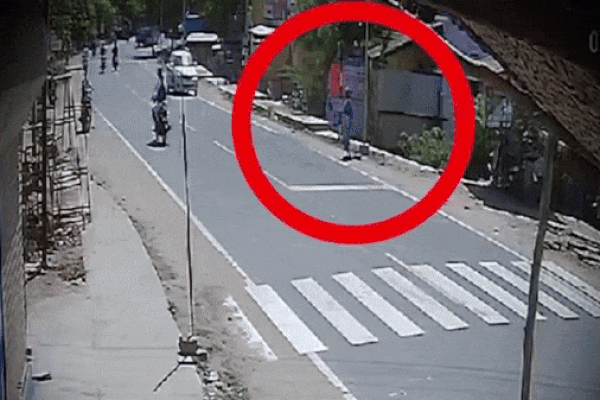 Clip: Ô tô phóng tốc độ cao tông người phụ nữ văng xa hơn 6 mét