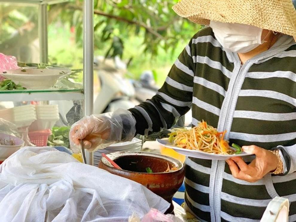 Ngon khó cưỡng gỏi đu đủ đâm độc đáo của người An Giang, ăn giải ngấy ngày hè-3