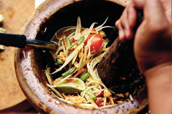 Ngon khó cưỡng gỏi 'đu đủ đâm' độc đáo của người An Giang, ăn giải ngấy ngày hè