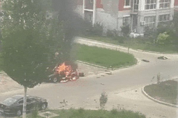 Clip: Người đàn ông đập vỡ kính ô tô cứu nữ tài xế bị mắc kẹt-1