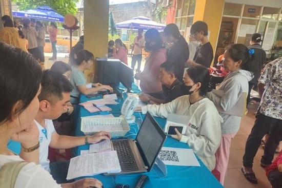 Phụ huynh tá hỏa vì hệ giáo dục thường xuyên hết chỉ tiêu