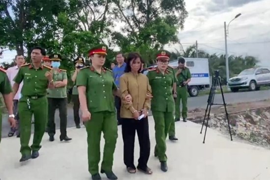Giao 3 cháu nhỏ cho người mẹ từng bị gia đình chồng cũ hành hạ dã man