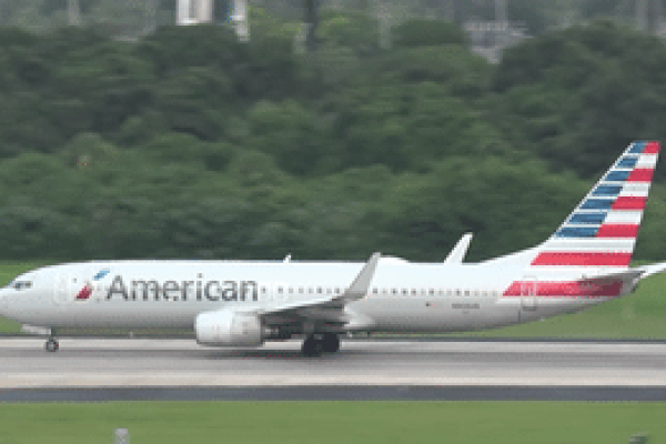 Khoảnh khắc máy bay Boeing 737-800 nổ lốp, mảnh vỡ văng tung tóe trên đường băng