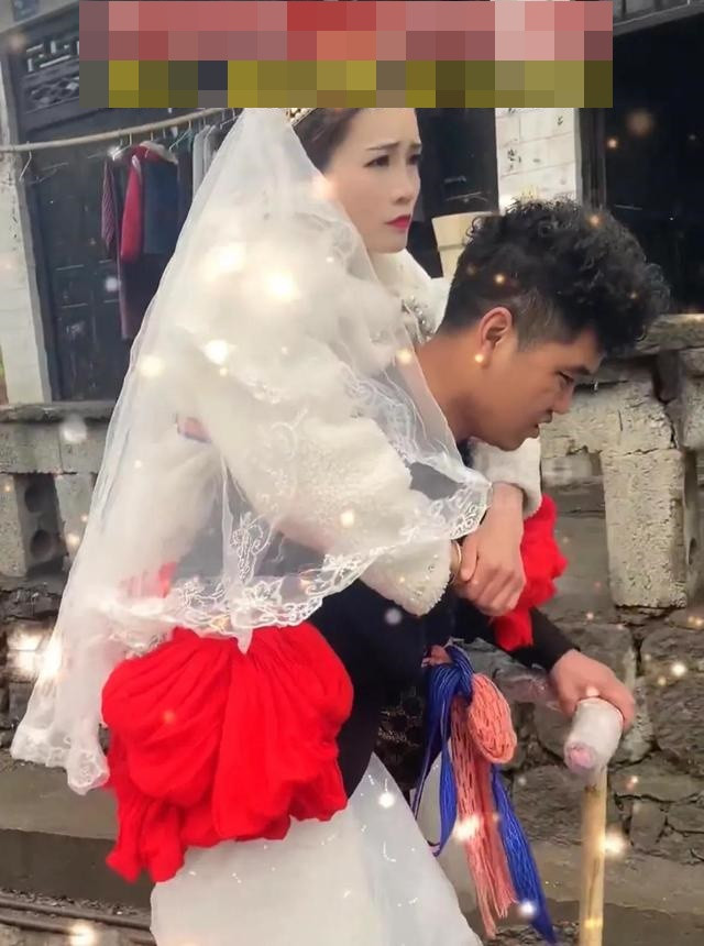 Muốn tái hôn, chồng vừa chống gậy vừa cõng vợ cũ đi bộ 100km về nhà-1