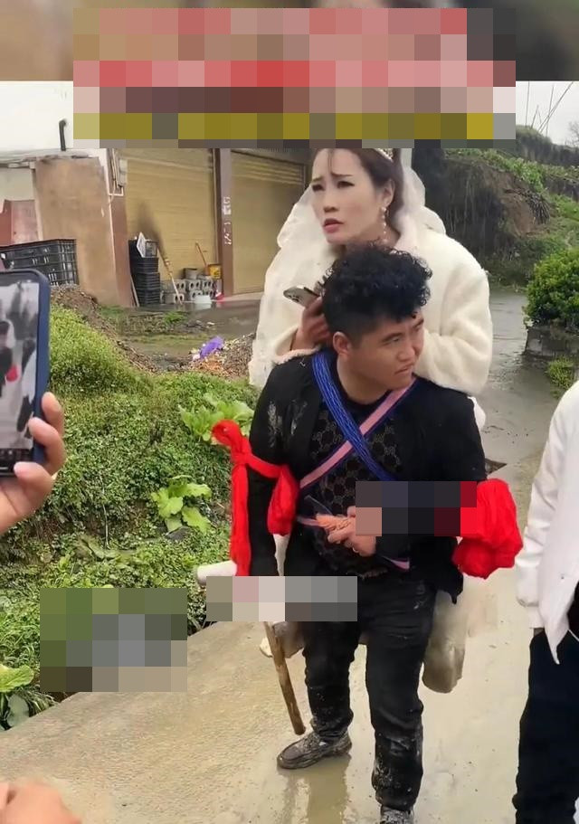 Muốn tái hôn, chồng vừa chống gậy vừa cõng vợ cũ đi bộ 100km về nhà-2