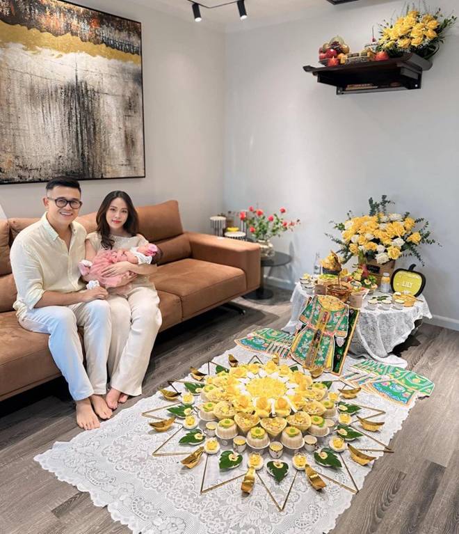Vợ chồng MC giàu nhất VTV làm tiệc đầy tháng cho con đầu lòng không thiếu gì, nhìn kỹ có cả vàng thỏi-1