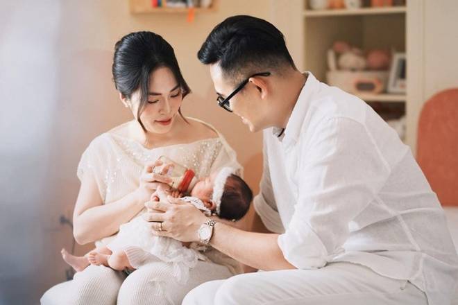 Vợ chồng MC giàu nhất VTV làm tiệc đầy tháng cho con đầu lòng không thiếu gì, nhìn kỹ có cả vàng thỏi-3