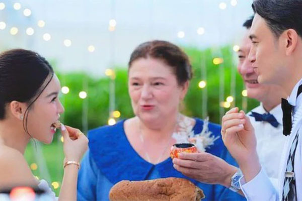 Cô dâu gen Z ngạc nhiên trước lễ đón dâu bằng thuyền, phao tự chế của người dân rốn lũ Chương Mỹ-7