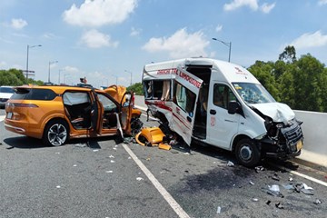 Đi trên cao tốc như 'đường làng': Vô tư đỗ xe ở làn 120km/h để cãi vã