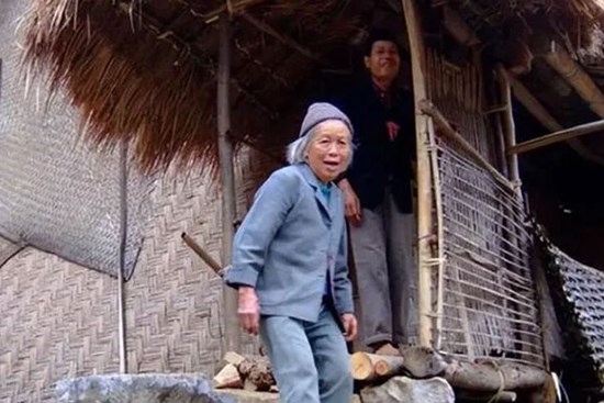 Chàng trai 24 tuổi say đắm cụ bà 71, hẹn kiếp sau tiếp tục làm vợ chồng