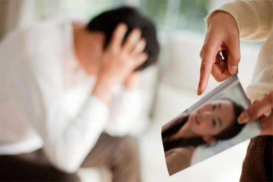 Vợ không ngờ chồng thản nhiên khi lộ chuyện ngoại tình, biết mình cưới sai người khi con chưa đầy tuổi