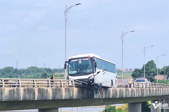 Xe khách 45 chỗ mất lái lơ lửng trên thành cầu ở Bắc Ninh
