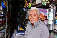 Niềm hạnh phúc của cụ ông 93 tuổi trong căn nhà siêu nhỏ hình tam giác ở TPHCM