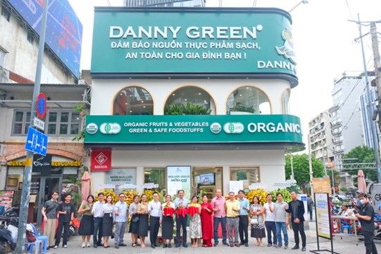 Tưng bừng khai trương cửa hàng DannyGreen ngay quận 1