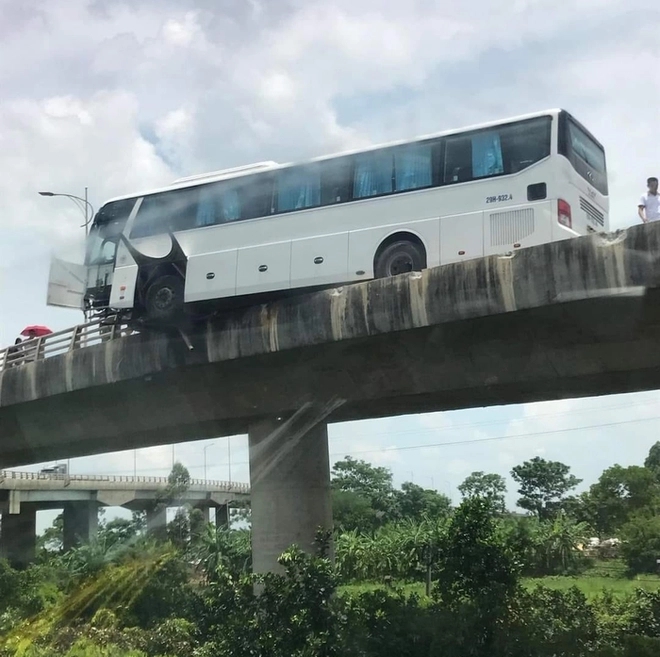 Bắc Ninh: Xe ô tô chở công nhân tông sập lan can, treo lơ lửng trên thành cầu-1