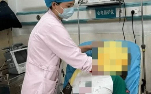 Dạy con làm bài tập hè, mẹ lên cơn co giật, liệt tứ chi vì tức giận-1