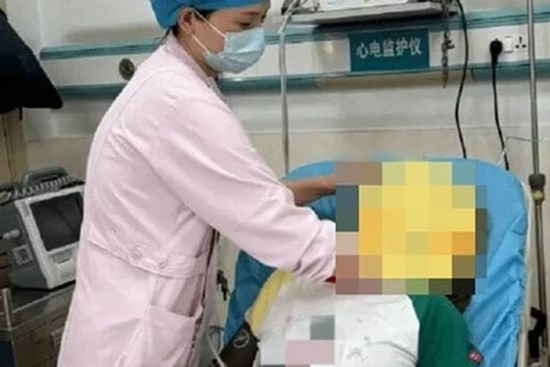 Dạy con làm bài tập hè, mẹ lên cơn co giật, liệt tứ chi vì tức giận