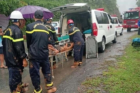Sạt lở lấp xe khách 16 chỗ ở Hà Giang làm 9 người chết