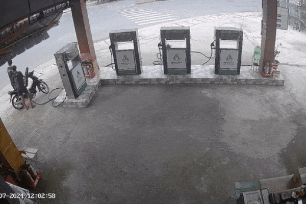 Xe máy chở 3 phóng thẳng vào cây xăng, 4 người bị thương nặng