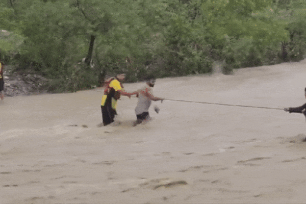 Kịch tính khoảnh khắc giải cứu 10 người bị mắc kẹt trên đảo do mưa lớn