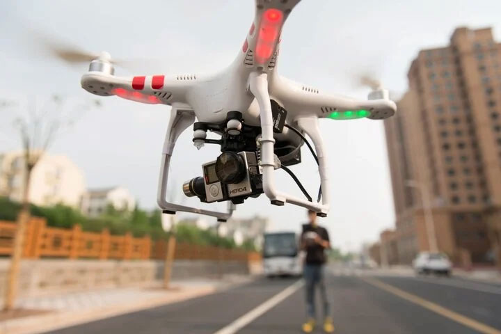 Chồng dùng flycam bắt quả tang vợ ngoại tình với sếp trong ngôi nhà đổ nát-2