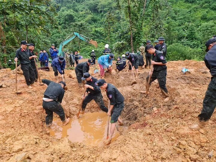 Sạt lở kinh hoàng ở Hà Giang: Người dân bị đất vùi lấp khi ứng cứu xe khách-1