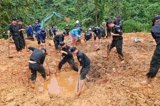 Sạt lở kinh hoàng ở Hà Giang: Người dân bị đất vùi lấp khi ứng cứu xe khách