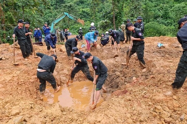 Cảnh sát kể 13 giờ kiếm tìm sự sống giữa hàng nghìn m3 đất đặc quánh ở Hà Giang-1