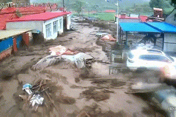 Trung Quốc: Lũ quét nhấn chìm toàn bộ ngôi làng, cuốn trôi nhiều phương tiện