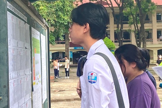 Hà Nội công bố điện thoại nóng hỗ trợ phụ huynh đăng ký xét tuyển 'nguyện vọng tràn'