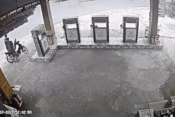 Clip: Xe máy chở 3 lao vào cây xăng, tông bay nam thanh niên