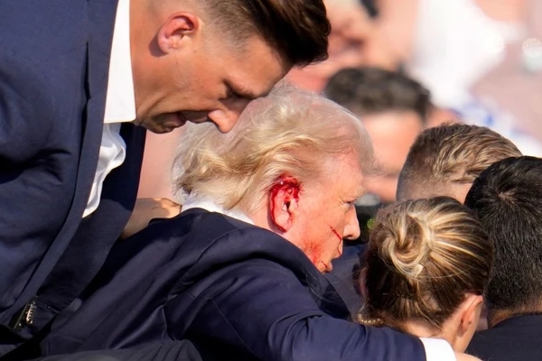 Khoảnh khắc ông Trump bị bắn trên bục diễn thuyết-1