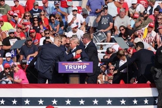Ông Trump bị bắn khi vận động tranh cử: Hai người thương vong, nghi phạm đã chết