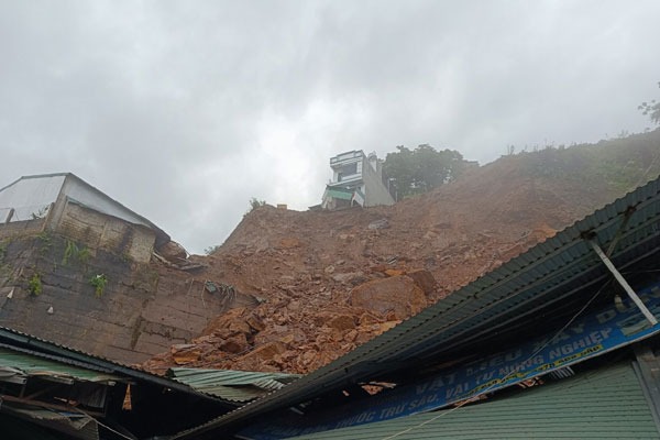 Sạt lở ở Hà Giang: Người phụ nữ thoát chết do say xe, xin xuống giữa đường-3