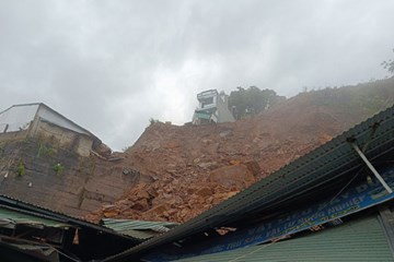 Thêm vụ sạt lở ở Hà Giang, một nhà xưởng bị khối đất cao 15m vùi lấp