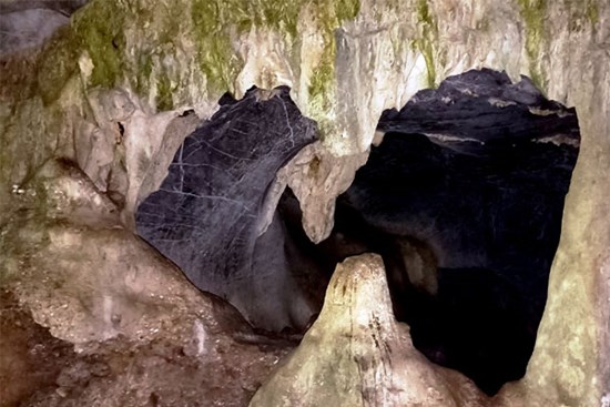 Bí ẩn 3 ngôi mộ trong hang đá ở Ninh Bình, thi hài được chôn trong tư thế nằm co