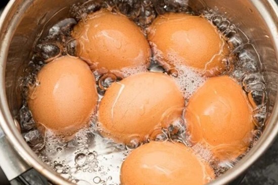 Trứng bị nứt vỡ, luộc theo cách này sẽ không sợ lòng trắng lòi ra ngoài