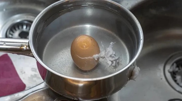 Trứng bị nứt vỡ, luộc theo cách này sẽ không sợ lòng trắng lòi ra ngoài-2