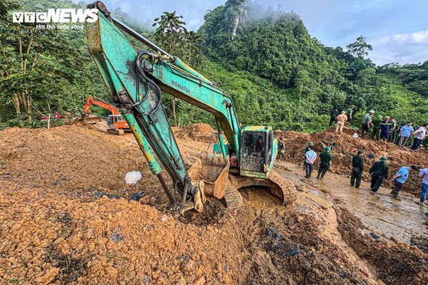 Sạt lở ở Hà Giang: Người phụ nữ thoát chết do say xe, xin xuống giữa đường-2