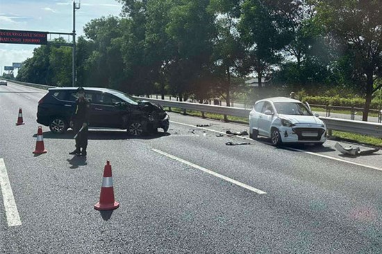 Xe con nổ lốp, lao vào làn khẩn cấp, đâm ô tô khác ở cao tốc Hà Nội - Hải Phòng