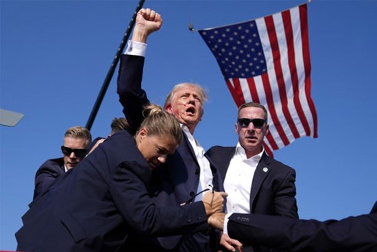 Vụ 'ám sát hụt' giúp ông Trump gia tăng lượng người ủng hộ