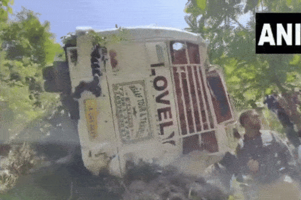 Xe buýt lao xuống vực sâu 61 mét khiến 11 người thương vong